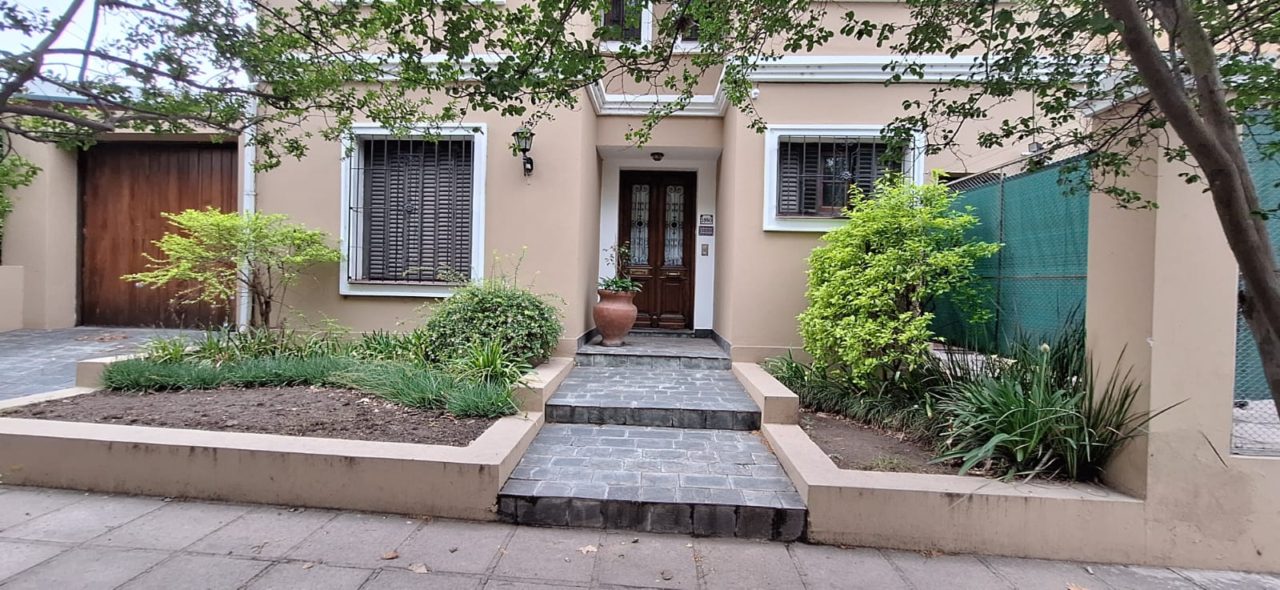CASA 5 DORMITORIOS C/ COCHERA – B° URCA