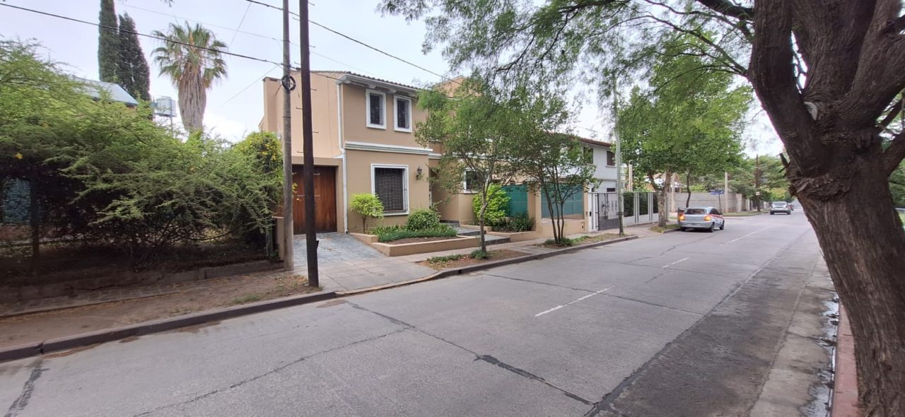 CASA 5 DORMITORIOS C/ COCHERA – B° URCA