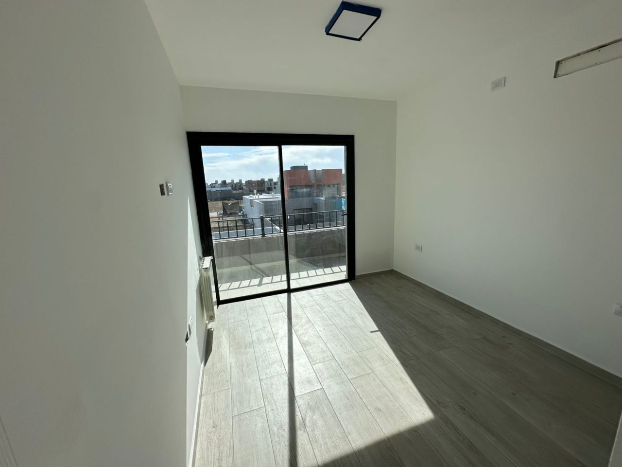 DUPLEX DE CATEGORÍA, 3 DORMITORIOS – DOCTA URBANIZACIÓN INTELIGENTE