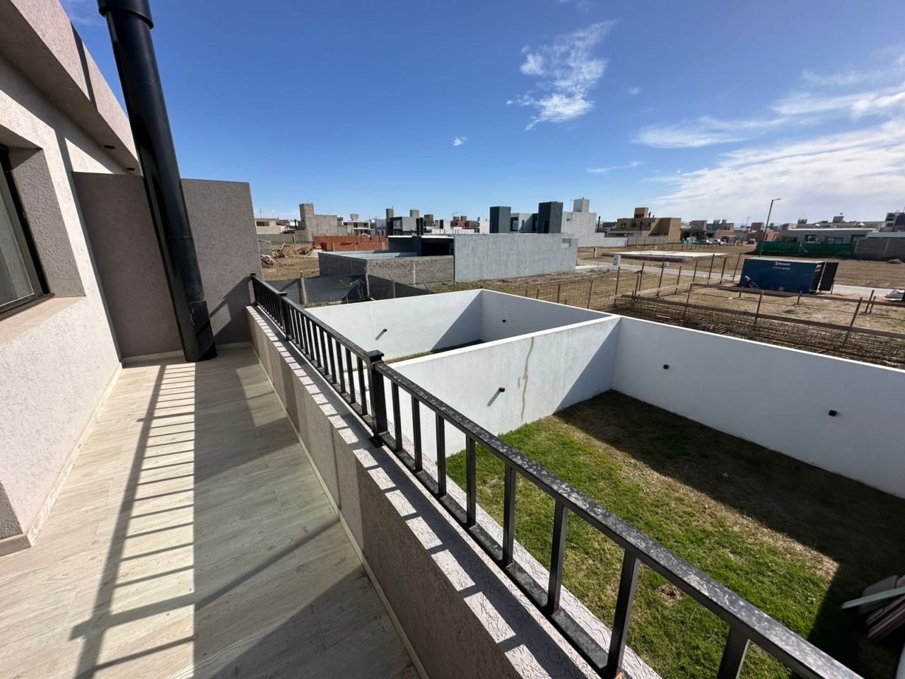 DUPLEX DE CATEGORÍA, 3 DORMITORIOS – DOCTA URBANIZACIÓN INTELIGENTE