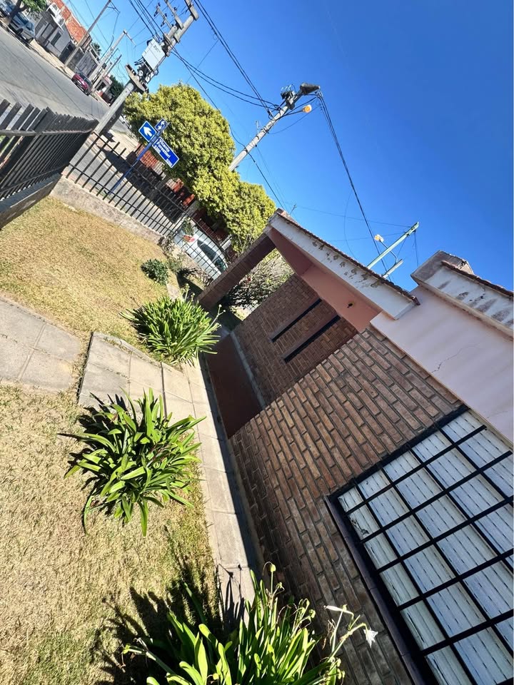 CASA ESQUINA 2 DORMITORIOS – VILLA EL LIBERTADOR