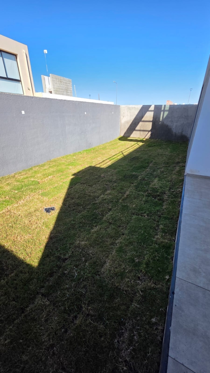 CASA DE CATEGORÍA, 4 DORMITORIOS – RINCONES DE MANANTIALES