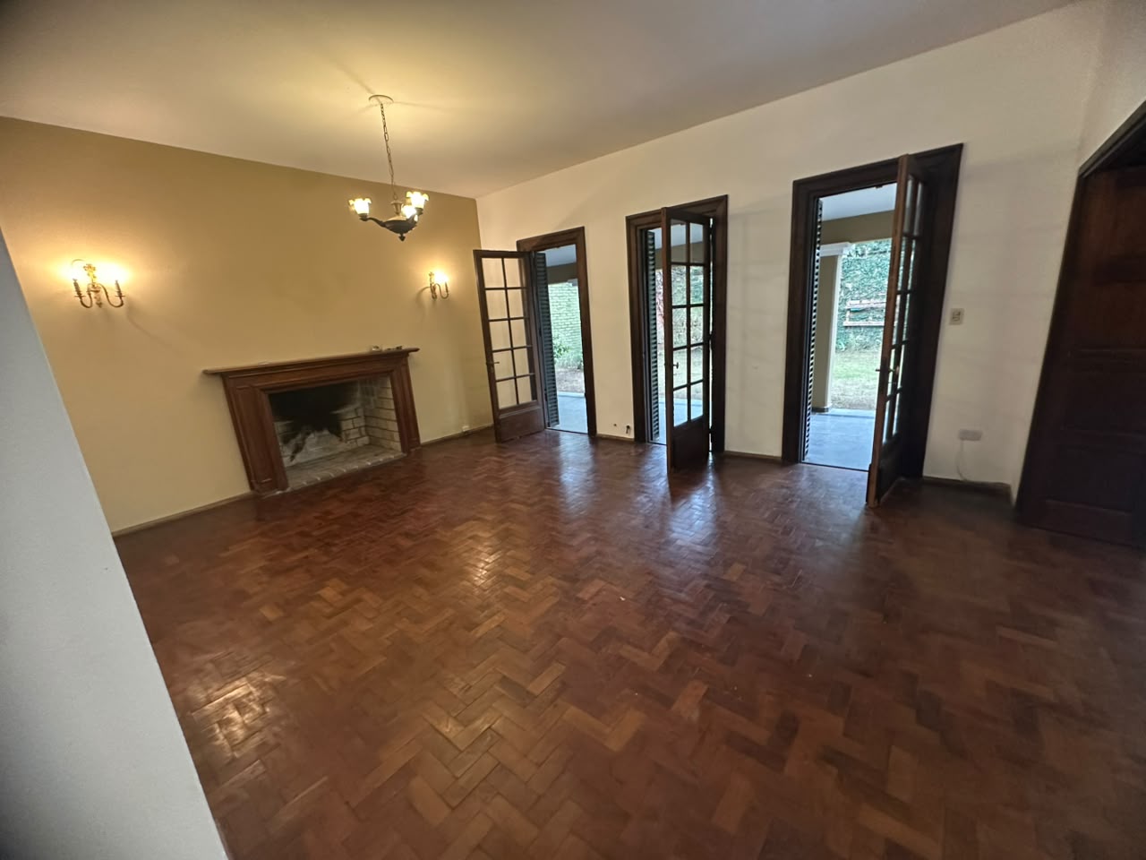CASA 5 DORMITORIOS C/ COCHERA – B° URCA