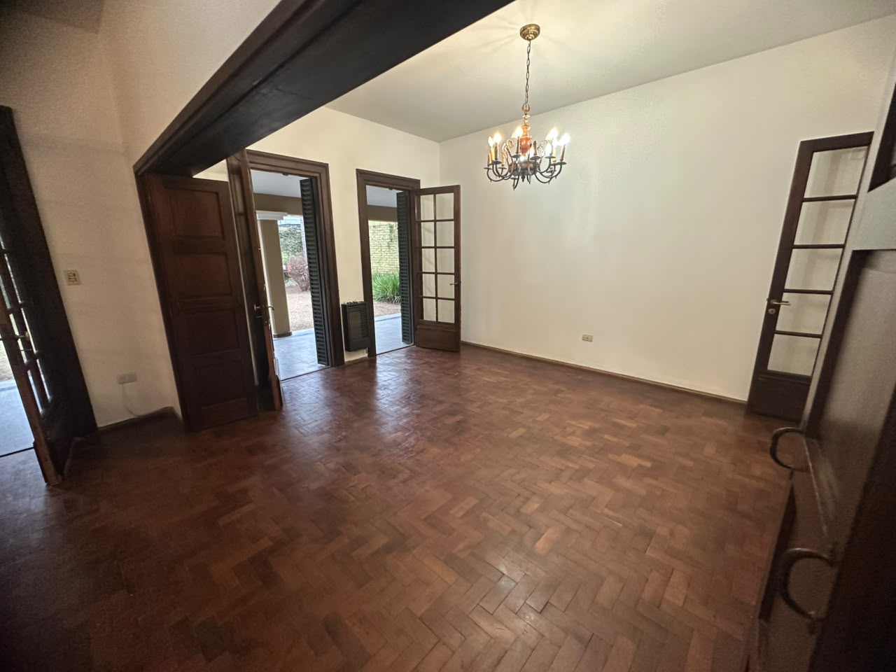 CASA 5 DORMITORIOS C/ COCHERA – B° URCA