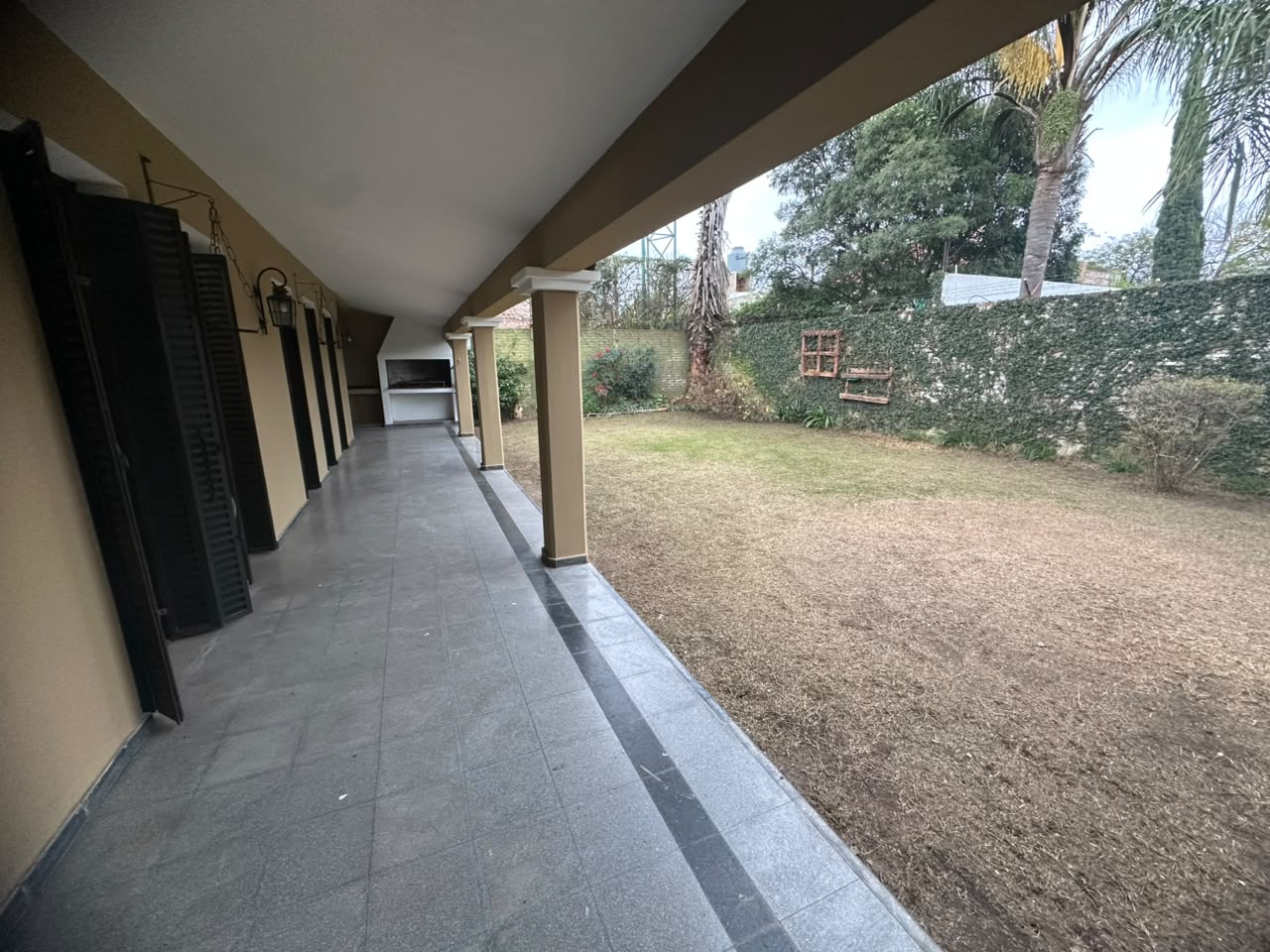 CASA 5 DORMITORIOS C/ COCHERA – B° URCA