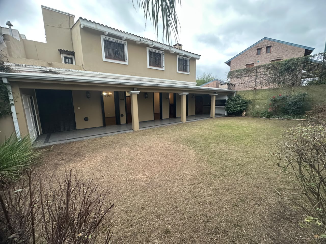 CASA 5 DORMITORIOS C/ COCHERA – B° URCA