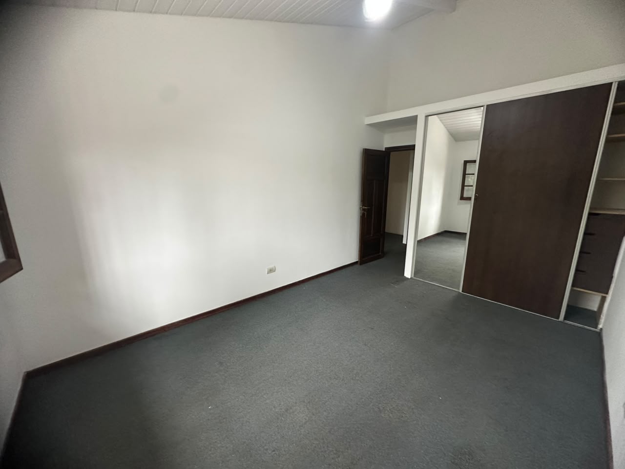 CASA 5 DORMITORIOS C/ COCHERA – B° URCA