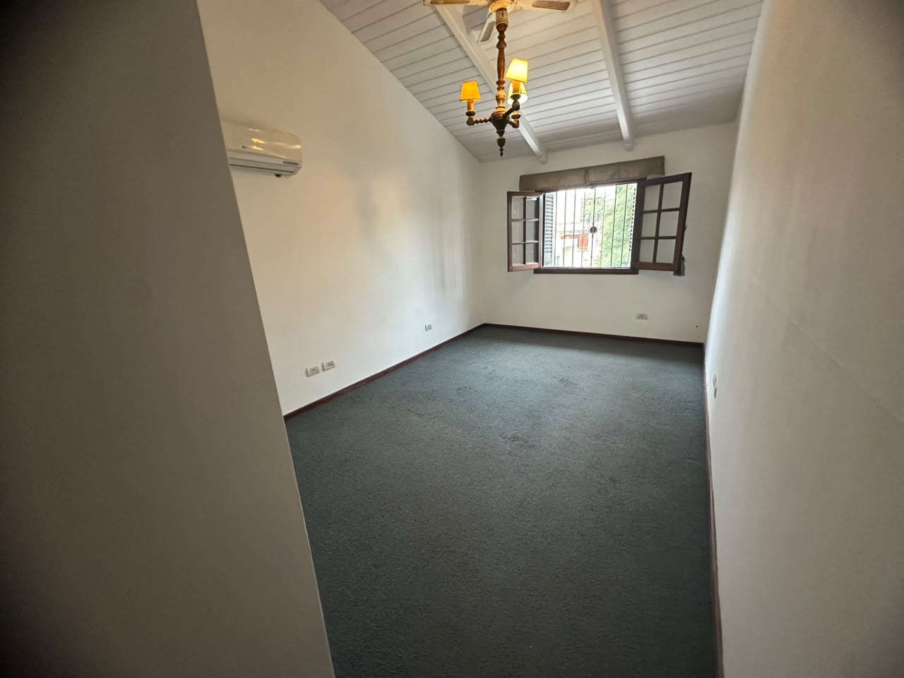 CASA 5 DORMITORIOS C/ COCHERA – B° URCA