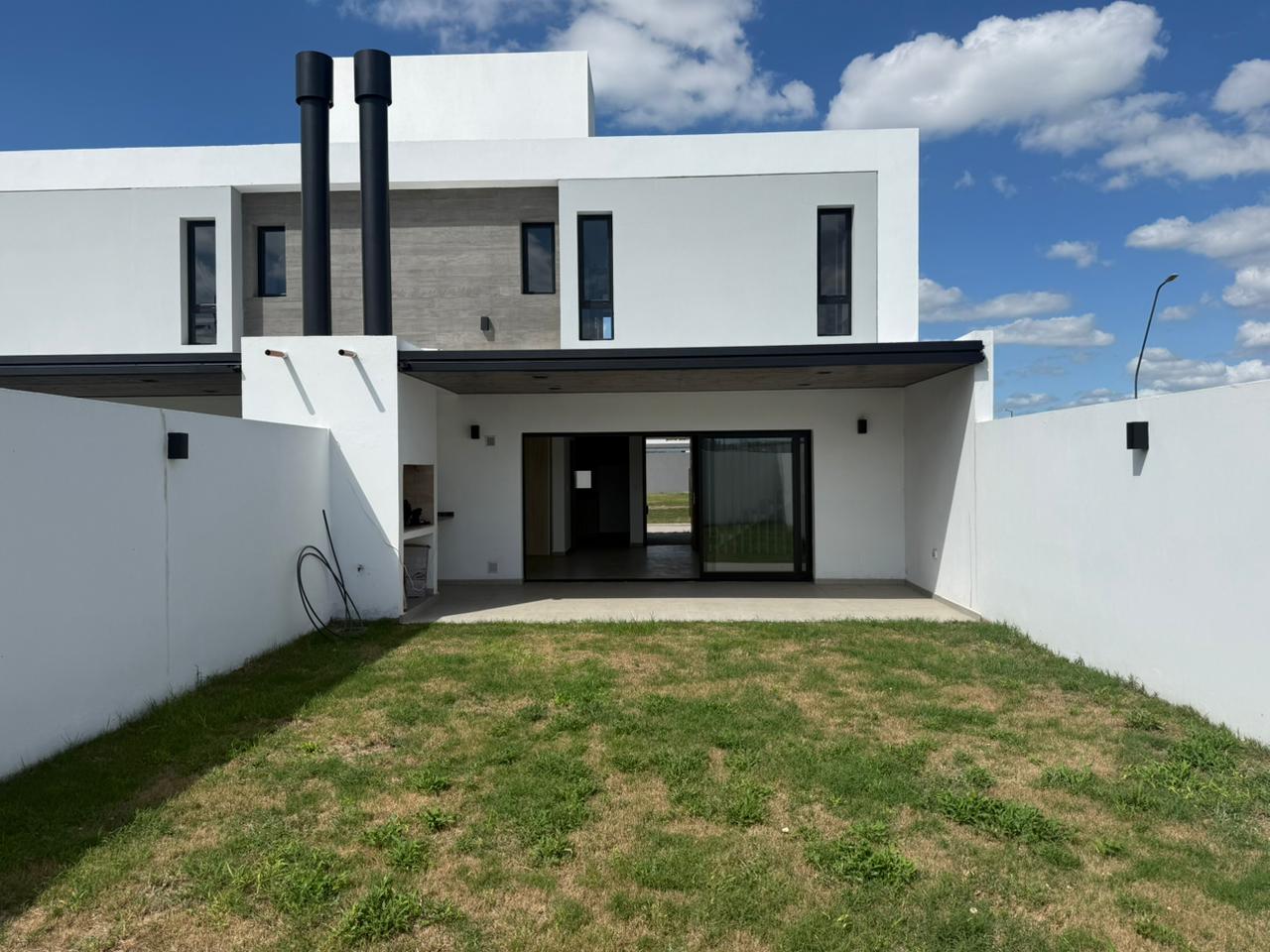 DUPLEX 3 DORMITORIOS – MANANTIALES II