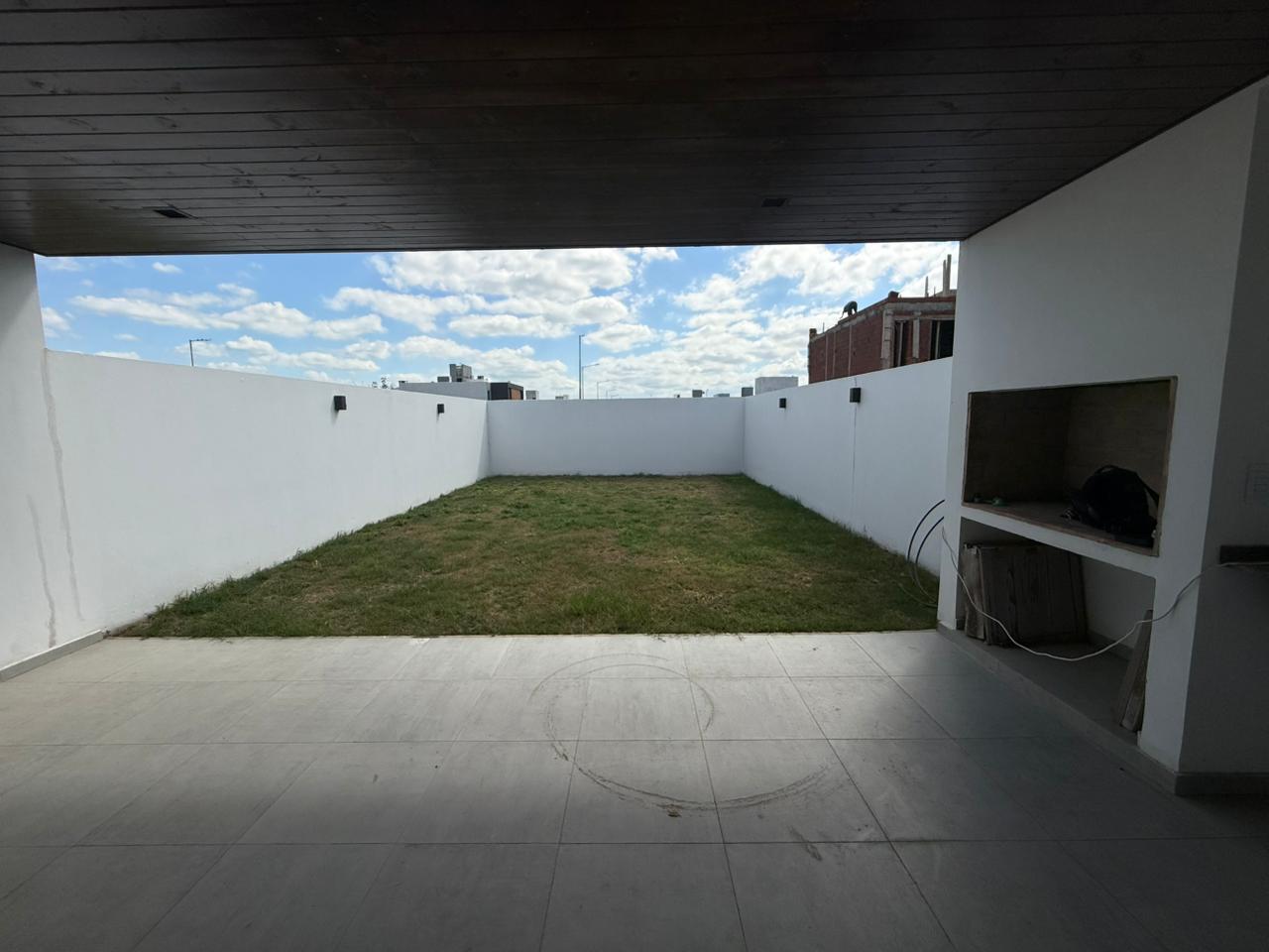 DUPLEX 3 DORMITORIOS – MANANTIALES II